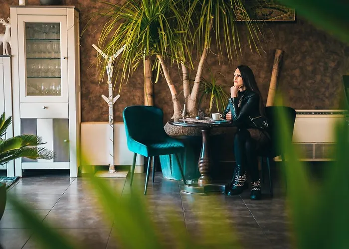 Plaza - Free Parking Hotel