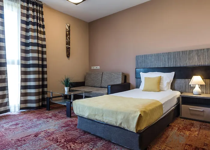 Plaza - Free Parking Hotel 3*