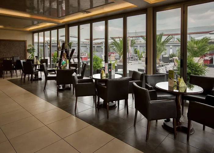 Plaza - Free Parking Hotel