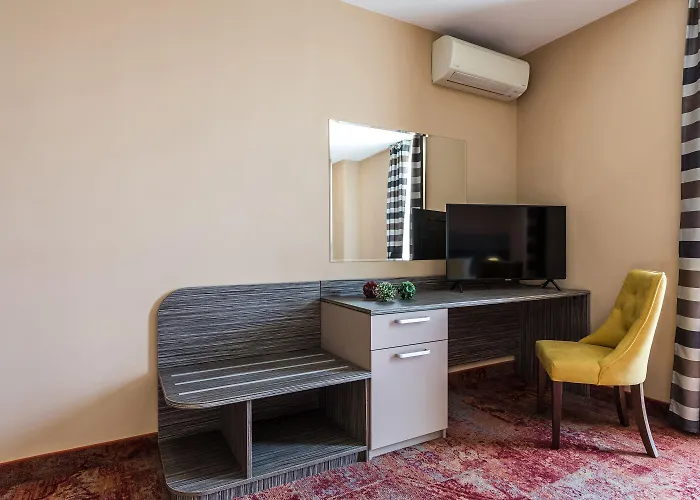 Plaza - Free Parking Hotel 3*