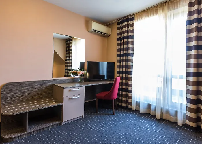 Plaza - Free Parking Hotel