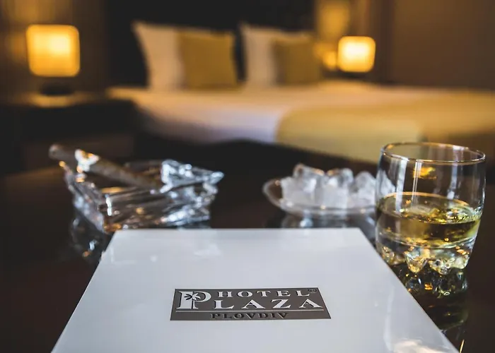 Plaza - Free Parking Hotel