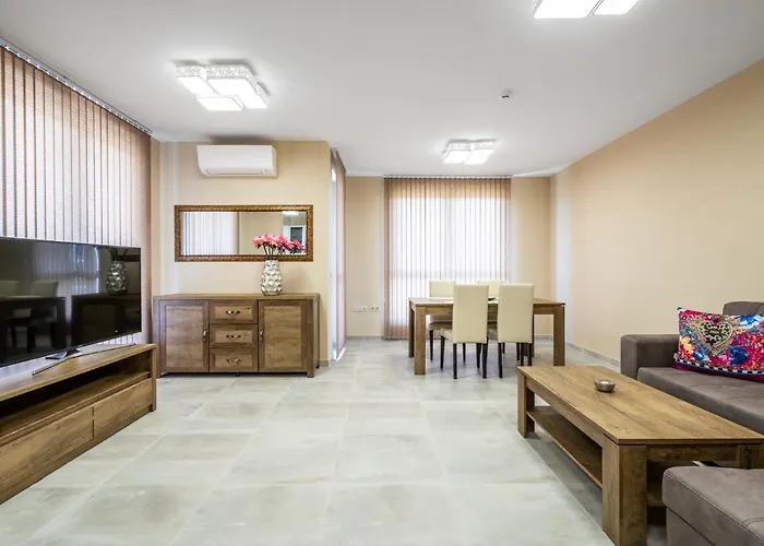 Plaza - Free Parking Hotel