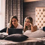 Plaza - Free Parking Hotel