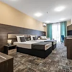 Hotel Plaza - Free Parking 3*
