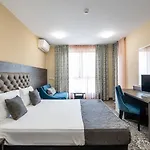 Plaza - Free Parking Hotel