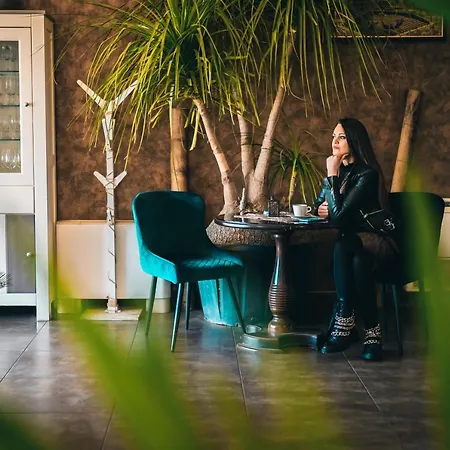 Plaza - Free Parking Hotel