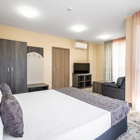 Plaza - Free Parking Hotel