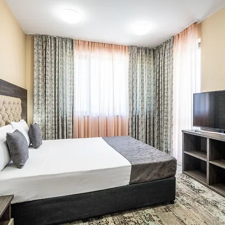 Plaza - Free Parking Отель 3*