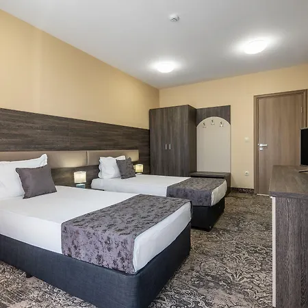 Отель Plaza - Free Parking 3*