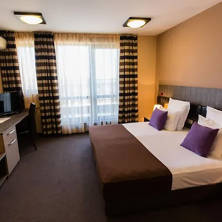Hotel Plaza - Free Parking 3*