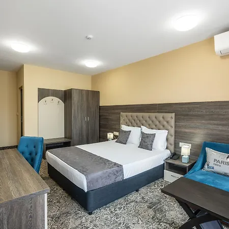 Plaza - Free Parking Hotel