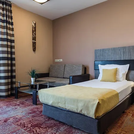 Plaza - Free Parking Отель 3*