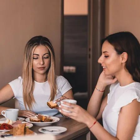 Plaza - Free Parking Hotel 3*