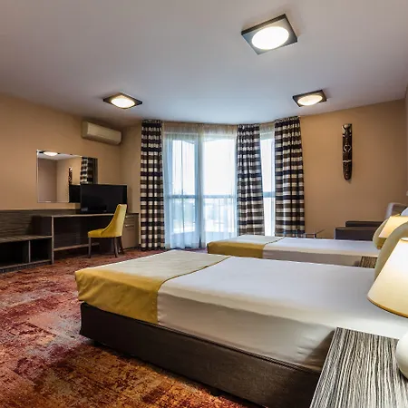 Plaza - Free Parking Отель 3*