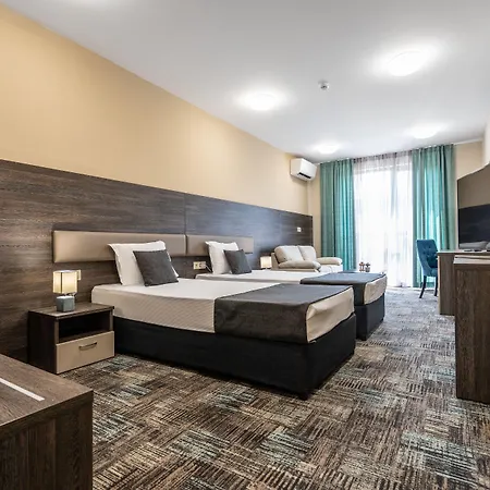 Отель Plaza - Free Parking 3*