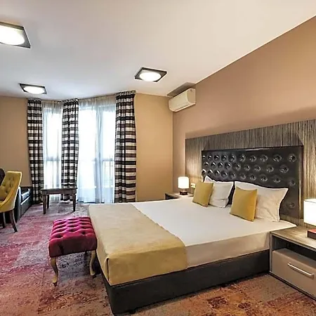 Plaza - Free Parking Отель 3*