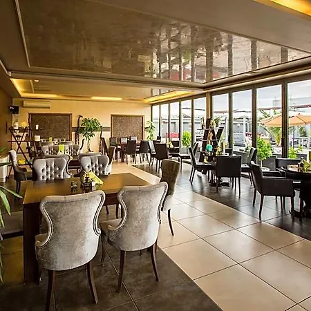 Plaza - Free Parking Hotel