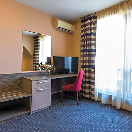 Hotel Plaza - Free Parking 3*