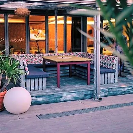 Plaza - Free Parking Hotel