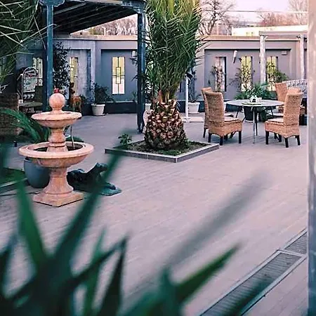 Plaza - Free Parking Отель
