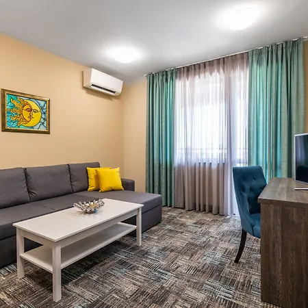 Plaza - Free Parking Hotel