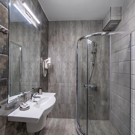 Hotel Plaza - Free Parking 3*
