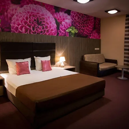 Хотел Plaza - Free Parking 3*